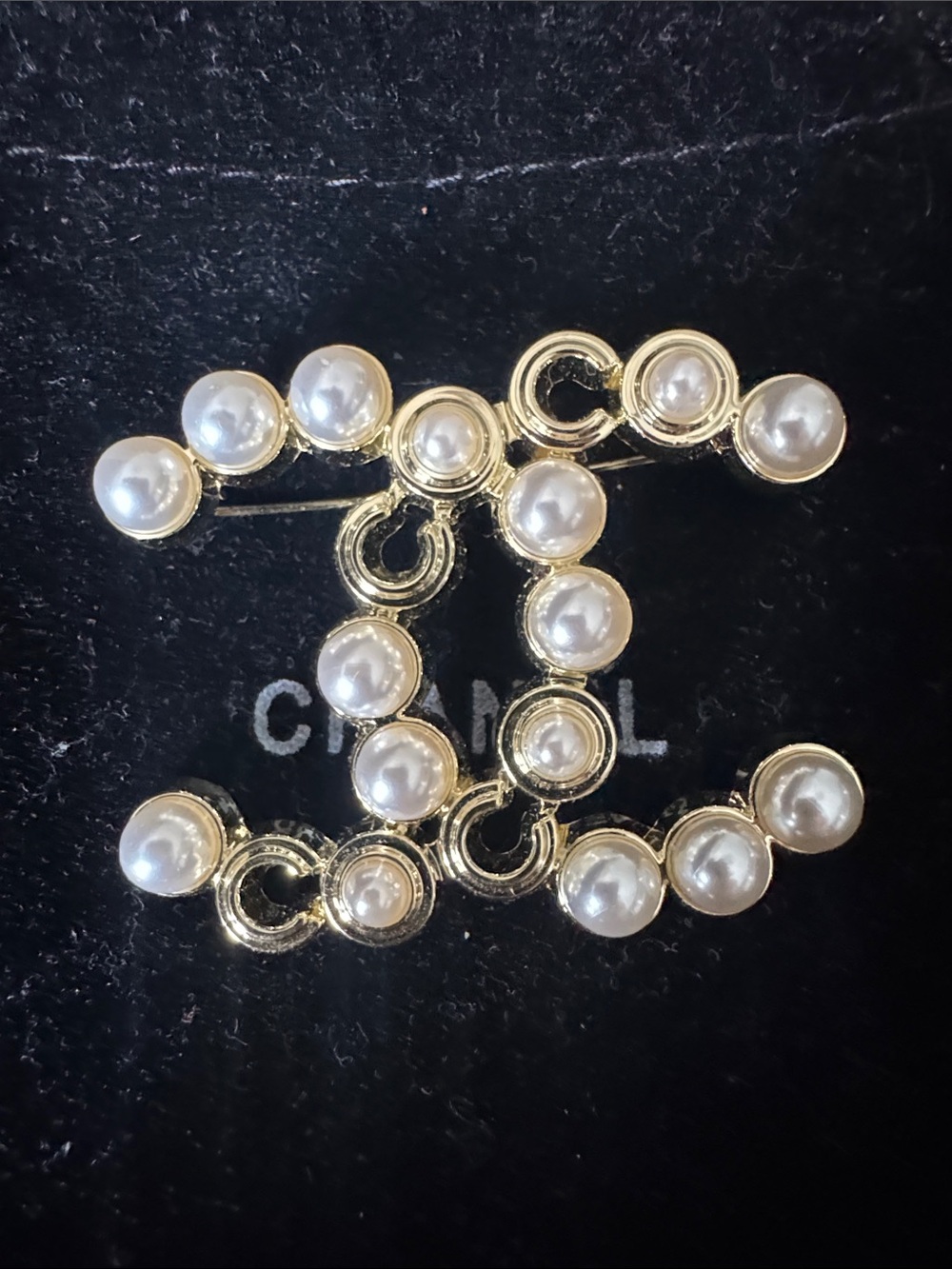 EUC CHANEL Gold and White Pearl CC Brooch - Picture 3 of 6
